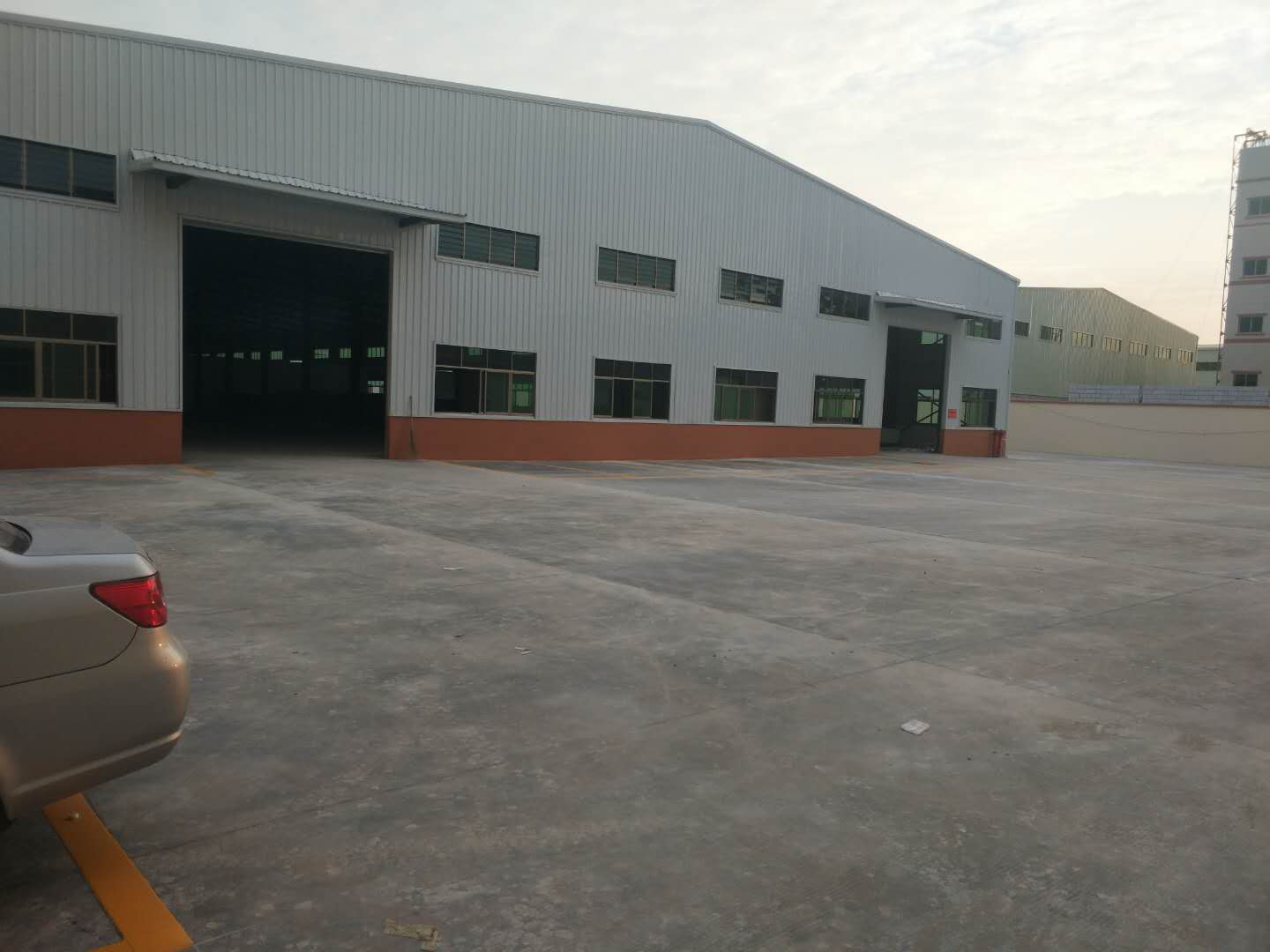 石灣鎮(zhèn)獨(dú)院?jiǎn)我粚訋т摻Y(jié)構(gòu)2800平方廠房出租