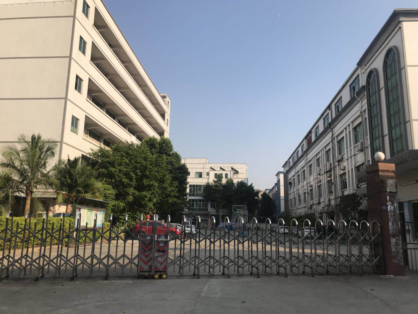 東莞橫瀝獨(dú)院廠房分租二樓1600平方現(xiàn)成裝修廠房出租